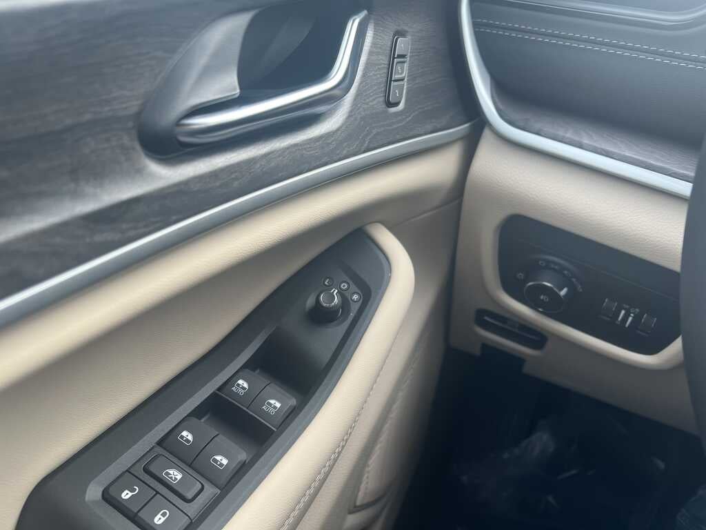 2027 Jeep Grand Cherokee GRAND CHEROKEE LIMITED 4X4