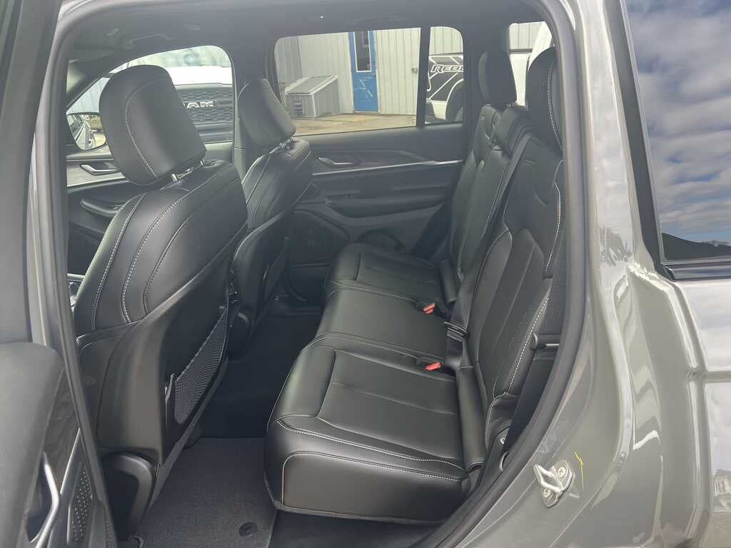2027 Jeep Grand Cherokee GRAND CHEROKEE LIMITED 4X4