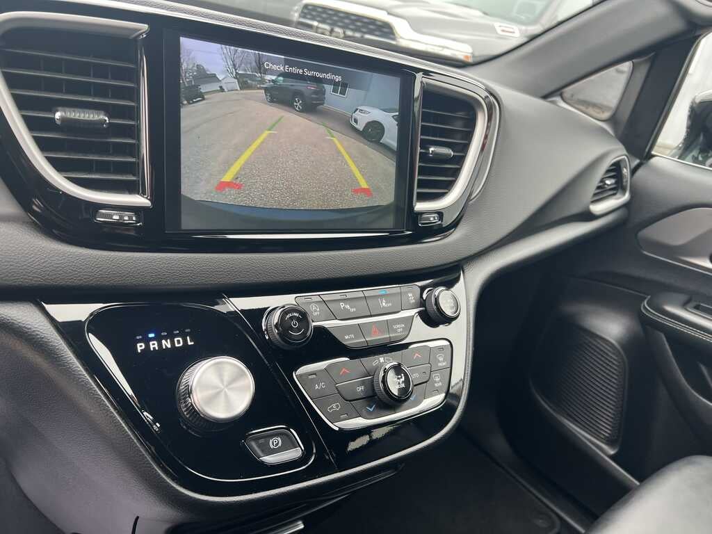 2025 Chrysler Pacifica Select