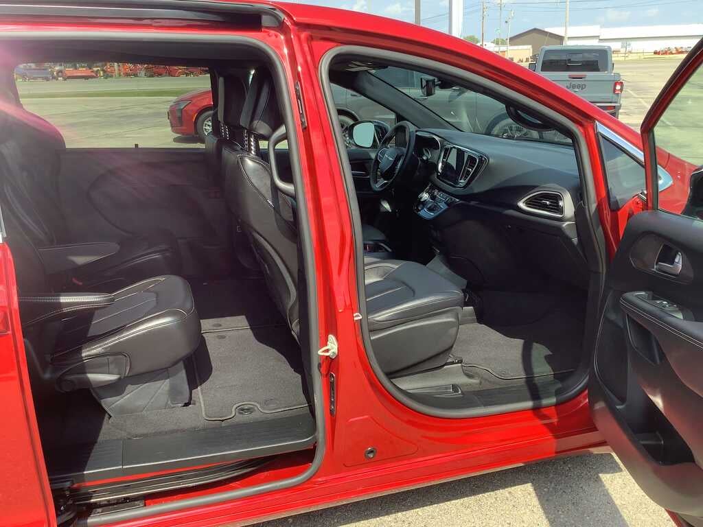 2025 Chrysler Pacifica Select