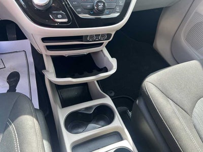 2022 Chrysler Voyager LX