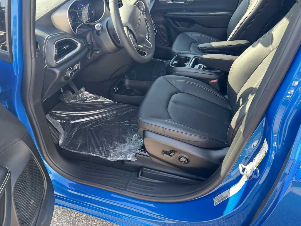 2027 Chrysler Pacifica PACIFICA SELECT AWD