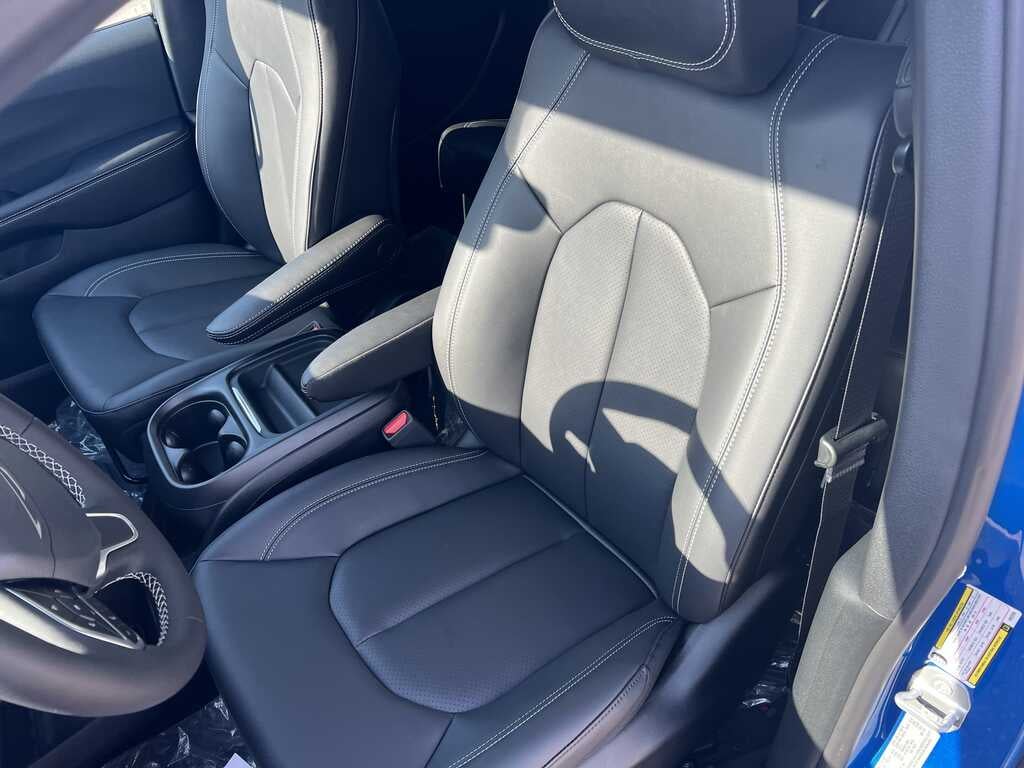 2027 Chrysler Pacifica PACIFICA SELECT AWD